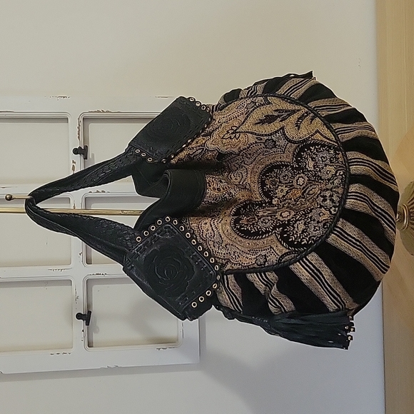 Isabella Fiore Handbags - ISABELLA FIORE  VINTAGE EXTRA LARGE LENA HOBO HANDBAG! EXCELLENT CONDITION 👌